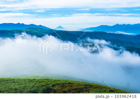 信州ビーナスライン・三峰山山頂の景色（八ヶ岳・富士山・南アルプスを望む） 103962418
