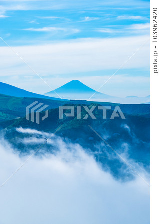 信州ビーナスライン・三峰山山頂の景色(富士山を望む) 信州ビーナスライン・三峰山山頂の景色(富士山を望む) 103962420