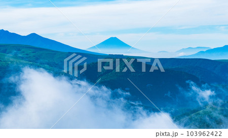 信州ビーナスライン・三峰山山頂の景色（富士山を望む） 103962422