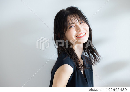 黒いワンピースの女性 黒いワンピースの女性 103962480