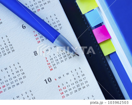 テーブルに置かれたファイルとカレンダー 103962503
