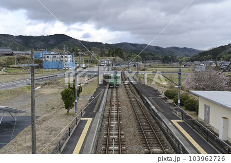 京都・梅迫駅を出発した福知山行き普通列車 103962726