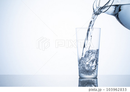 コップに水を注ぐ 103962833