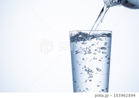 コップに水を注ぐ 103962894