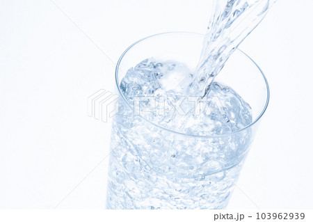 コップに水を注ぐ コップに水を注ぐ 103962939