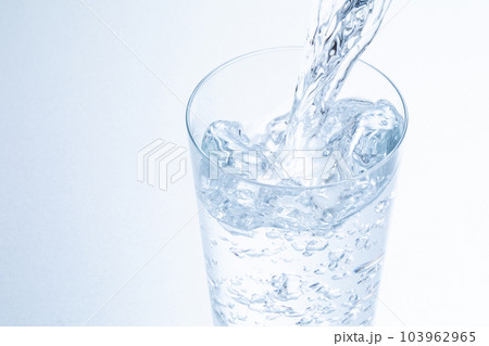 コップに水を注ぐ コップに水を注ぐ 103962965