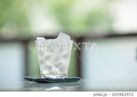 明るい窓際の氷入りグラス 103962972