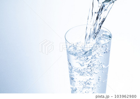 コップに水を注ぐ  103962980