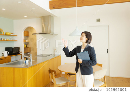 物件紹介をする女性 103963001