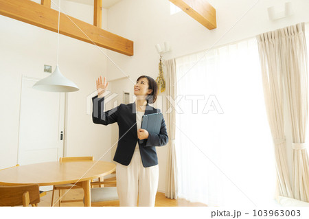 物件紹介をする女性 物件紹介をする女性 103963003