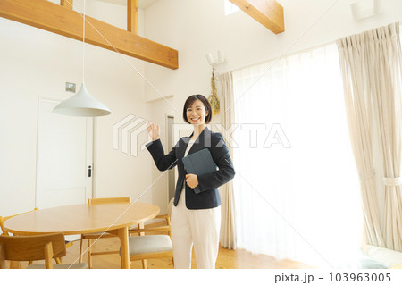 物件紹介をする女性 物件紹介をする女性 103963005