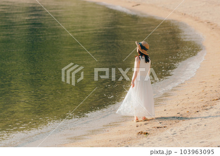 ペットボトルを持って歩く女性 ペットボトルを持って歩く女性 103963095