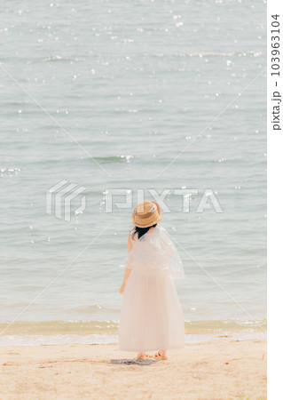 ペットボトルを持って歩く女性 103963104