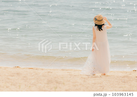 ペットボトルを持って歩く女性 ペットボトルを持って歩く女性 103963145