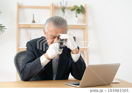 時計の鑑定をする男性 時計の鑑定をする男性 103963305