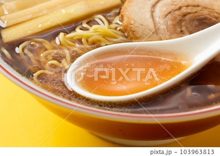 醤油ラーメンのスープ 103963813