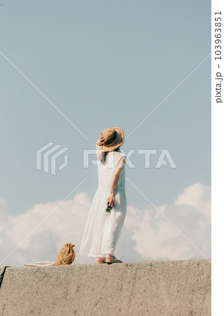 座ってフィルムカメラを持つ女性 103963851