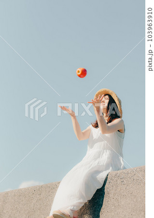 りんごを持った女性 103963910