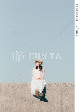 りんごを持った女性 りんごを持った女性 103963913