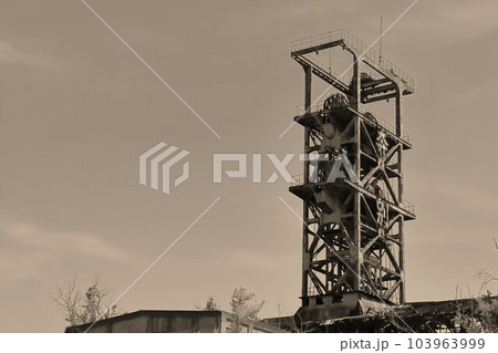 北海道三笠市幾春別町の旧住友奔別炭鉱立坑櫓 セピア 北海道三笠市幾春別町の旧住友奔別炭鉱立坑櫓 セピア 103963999