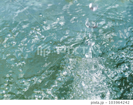 山から流れる美しい湧き水 山から流れる美しい湧き水 103964242