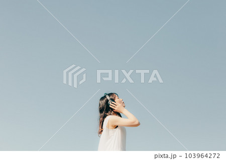 ヘッドフォンをした女性 ヘッドフォンをした女性 103964272
