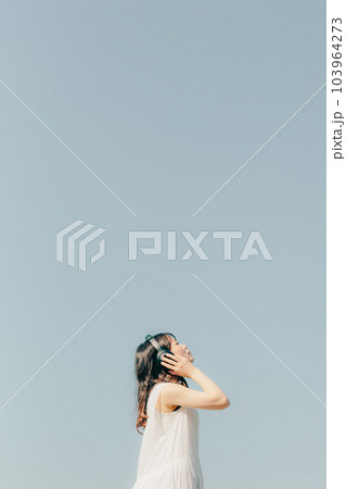 ヘッドフォンをした女性 103964273