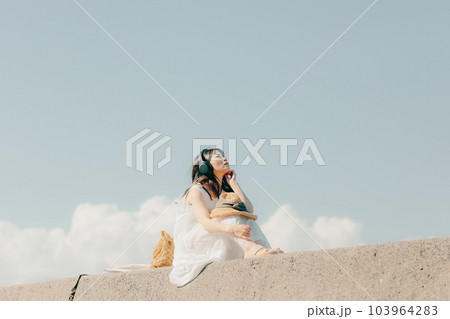 ヘッドフォンをした女性 103964283