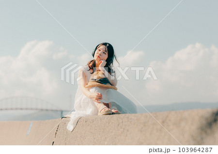 ヘッドフォンをした女性 ヘッドフォンをした女性 103964287