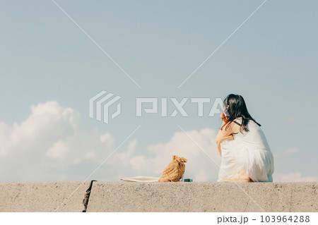 ヘッドフォンをした女性 ヘッドフォンをした女性 103964288
