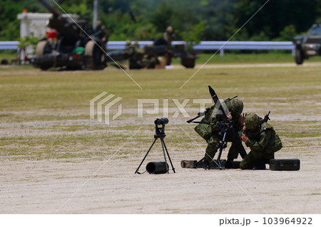 攻撃準備をする自衛隊 103964922