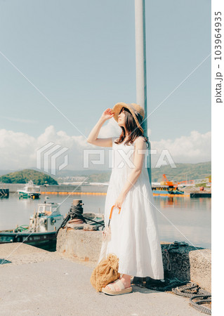 港に佇む女性 103964935