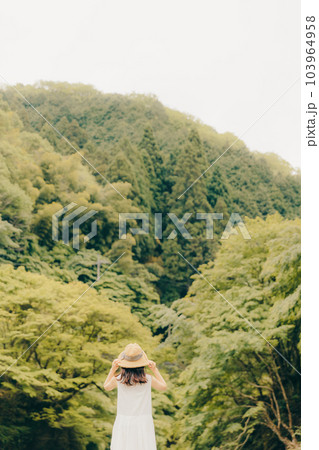 渓流に佇む女性 渓流に佇む女性 103964958