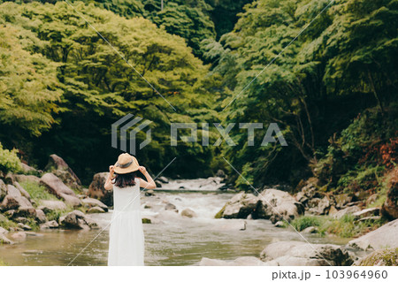 渓流に佇む女性 渓流に佇む女性 103964960