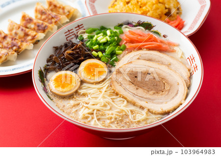 とんこつラーメンと餃子とチャーハン 103964983