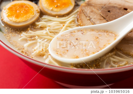 とんこつラーメンのスープ 103965016
