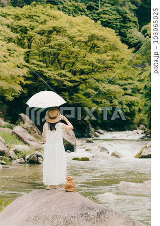 渓流で日傘をさして佇む女性 渓流で日傘をさして佇む女性 103965025