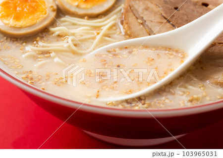 とんこつラーメンのスープ 103965031