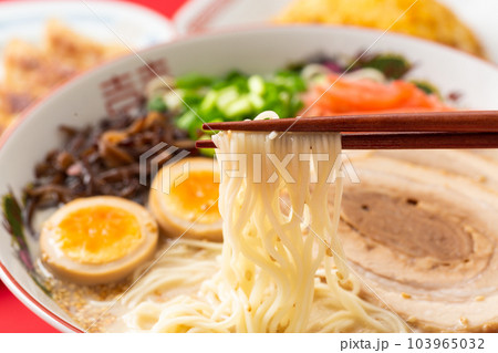 とんこつラーメンと餃子とチャーハン とんこつラーメンと餃子とチャーハン 103965032