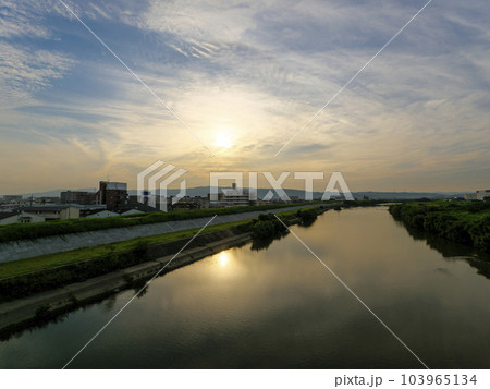 朝日が昇る大和川沿いの景色 103965134