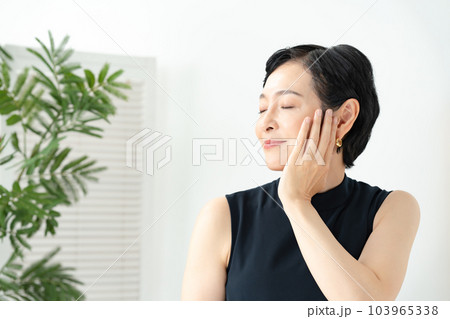 ビューティー　女性　ショートヘア 103965338