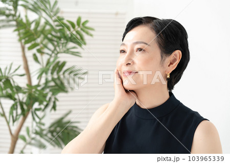 ビューティー　女性　ショートヘア 103965339