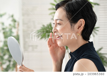 ビューティー　女性　ショートヘア 103965360