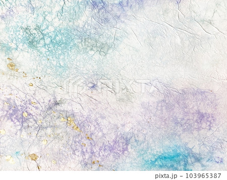 皺加工した和紙に水彩絵の具をにじませた金粉の綺麗な背景素材 103965387