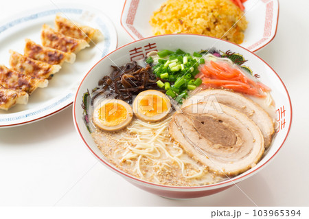 とんこつラーメンと餃子とチャーハン とんこつラーメンと餃子とチャーハン 103965394