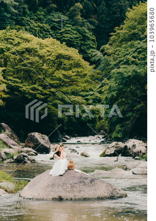 渓流で佇む女性 渓流で佇む女性 103965680