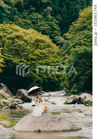 渓流で日傘さして佇む女性 渓流で日傘さして佇む女性 103965749