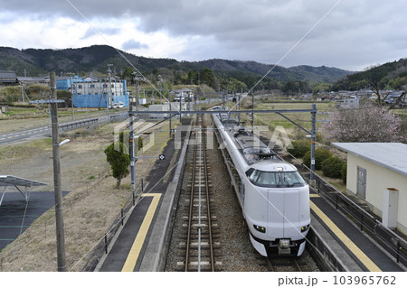 京都・梅迫駅を通過する特急 103965762