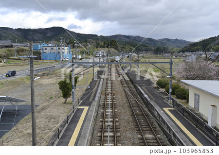 京都・梅迫駅を通過する特急 京都・梅迫駅を通過する特急 103965853