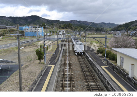 京都・梅迫駅を通過する特急 103965855